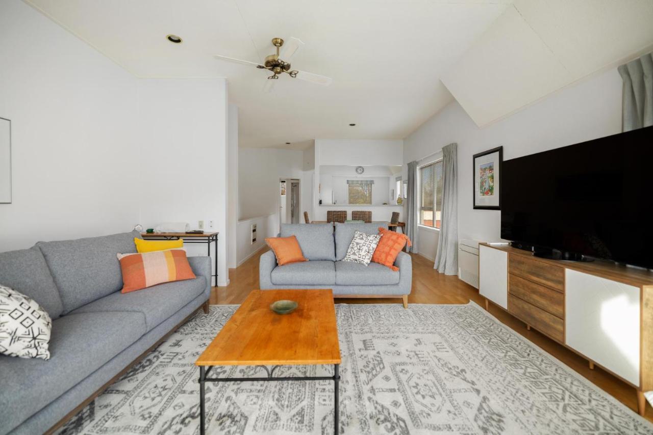 Charming Views Apartment Wanaka Bagian luar foto